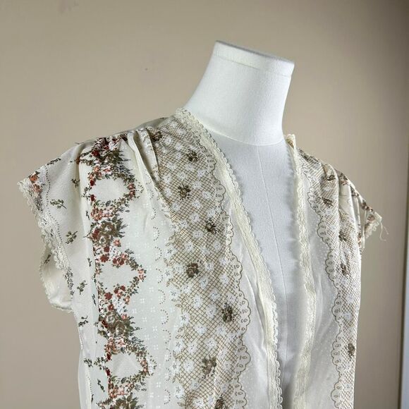 Patty O’Neill White and Cream Lace Coquette Cardigan Shrug - Picture 2 of 3